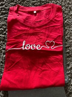 Red love valentines short sleeve shirt size medium brand new